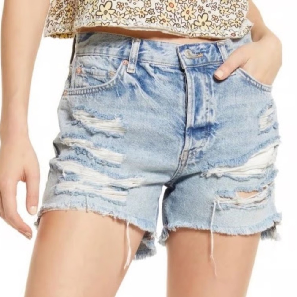 We The Free | Free People Maggie Mid-Rise Light Wash Distressed Shorts Size 26 - Picture 3 of 6